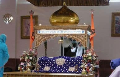 ਗੁਰਦੁਆਰੇ ਮੱਥਾ ਟੇਕਣ ਗਈ ਔਰਤ ਨੇ ਸ੍ਰੀ ਗੁਰੂ ਗ੍ਰੰਥ ਸਾਹਿਬ ਕੋਲ ਪਏ ਪ੍ਰੋਗਰਾਮ ਸਬੰਧੀ ਕਾਰਡ ਪਾੜੇ