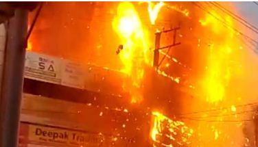 ਅੱਗ ਲੱਗਣ ਕਾਰਨ ਕਰਿਆਨੇ ਦੀ ਦੁਕਾਨ ਸਮੇਤ ਦੋ ਵਾਹਨ ਸੜੇ