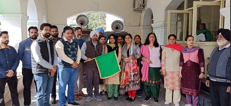 ਈਟ ਰਾਈਟ ਮੇਲੇ ਦੀ ਮੁਨਾਦੀ ਲਈ ਸਿਵਲ ਸਰਜਨ ਡਾ. ਜਗਪਾਲਇੰਦਰ ਸਿੰਘ ਵੱਲੋਂ ਰਿਕਸ਼ਿਆਂ ਨੂੰ ਹਰੀ ਝੰਡੀ ਦੇ ਕੇ ਕੀਤਾ ਰਵਾਨਾ