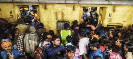 ਦਿੱਲੀ ਵਿਖੇ ਰੇਲਵੇ ਸਟੇਸ਼ਨ ਤੇ ਭਗਦੜ ਕਾਰਨ 18 ਜਣੇ ਉਤਰੇ ਮੌਤ ਦੇ ਘਾਟ