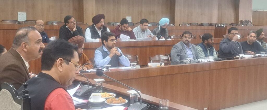 ਕੈਬਨਿਟ ਮੰਤਰੀ ਅਮਨ ਅਰੋੜਾ ਵੱਲੋਂ ਅਧਿਕਾਰੀਆਂ ਨਾਲ