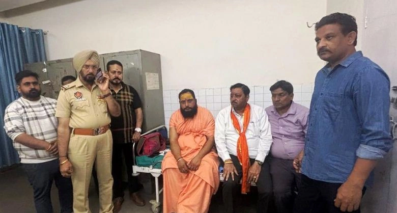 ਹਿੰਦੂ ਤਖਤ ਮੁੱਖੀ ਮਹਾਮੰਡਲੇਵਰ ਬ੍ਰਹਮਾ ਨੰਦ ਗਿਰੀ ਤੇ ਹੋਇਆ ਕਾਤਲਾਨਾ ਹਮਲਾ