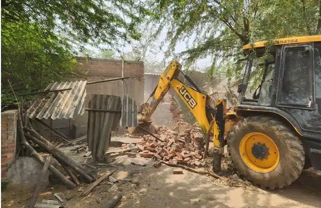 demolishes illegal structures