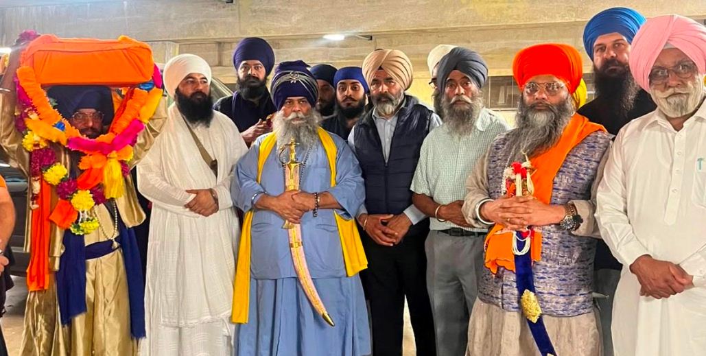 ਬਰਮਿੰਘਮ ਦੀਆਂ ਸੰਗਤਾਂ ਵੱਲੋਂ ਬਾਬਾ ਬਲਬੀਰ ਸਿੰਘ ਦਾ ਇੰਗਲੈਂਡ ਏਅਰਪੋਰਟ ਤੇ ਜੈਕਾਰਿਆਂ ਨਾਲ ਭਰਵਾਂ ਸਵਾਗਤ