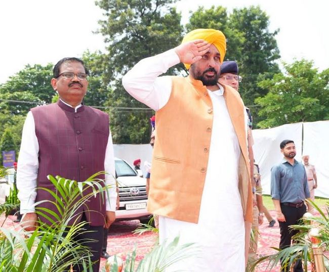 ਪੰਜਾਬ ਨੌਜਵਾਨਾਂ ਨੂੰ ਪੁਲਿਸ ‘ਚ ਮਿਲੀ ਸਰਕਾਰੀ ਨੌਕਰੀ, ਮੁੱਖ ਮੰਤਰੀ ਨੇ ਸੌਂਪੇ ਨਿਯੁਕਤੀ ਪੱਤਰ