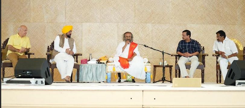 ਮੁੱਖ ਮੰਤਰੀ ਨੇ ਅਰਵਿੰਦ ਕੇਜਰੀਵਾਲ ਅਤੇ ਮਨੀਸ਼ ਸਿਸੋਦੀਆ ਨਾਲ ਸ੍ਰੀ ਸ੍ਰੀ ਰਵੀ ਸ਼ੰਕਰ ਜੀ ਦਾ ਆਸ਼ੀਰਵਾਦ ਲਿਆ