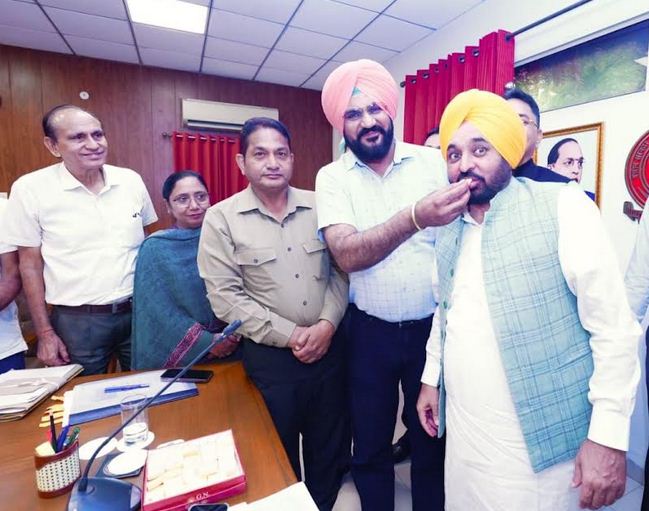 ਸਰਕਾਰ ਵੱਲੋਂ 8 ਲੱਖ ਮੁਲਾਜ਼ਮਾਂ ਅਤੇ ਪੈਨਸ਼ਨਰਾਂ ਨੂੰ ਤਿਉਹਾਰੀ ਸੀਜ਼ਨ ਦਾ ਤੋਹਫ਼ਾ; ਸਰਕਾਰ ਨੇ ਮਹਿੰਗਾਈ ਭੱਤਾ ਵਧਾ ਕੇ 50 ਫ਼ੀਸਦ ਕੀਤਾ