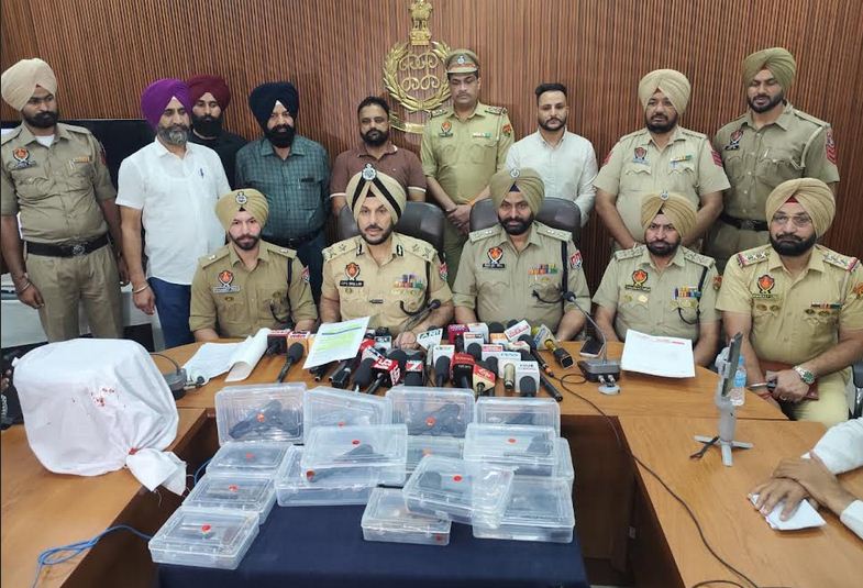 ਸਰਹੱਦ ਪਾਰੋਂ ਤਸਕਰੀ ਵਾਲੇ ਮਾਡਿਊਲ ਨਾਲ ਸਬੰਧਤ ਦੋ ਮੁਲਜ਼ਮ 15 ਪਿਸਤੌਲਾਂ ਅਤੇ 5 ਕਿਲੋ ਹੈਰੋਇਨ ਸਮੇਤ ਗ੍ਰਿਫ਼ਤਾਰ