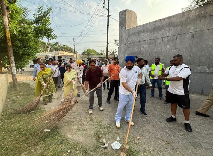 ਨਿਗਮ ਵਲੋਂ “ਮਿਸ਼ਨ ਕਲੀਨ ਪੰਜਾਬ” ਤਹਿਤ ਪਰਸ਼ੂਰਾਮ ਚੌਂਕ ਤੋਂ ਸਨੌਰੀ ਅੱਡੇ ਤੱਕ ਚਲਾਈ ਗਈ ਵਿਸ਼ੇਸ਼ ਸਫ਼ਾਈ ਮੁਹਿੰਮ
