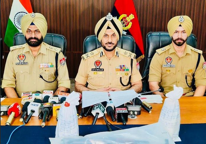ਸਰਹੱਦ ਪਾਰਲੇ ਤਸਕਰੀ ਨੈੱਟਵਰਕ ਦਾ ਪਰਦਾਫ਼ਾਸ਼; ਇੱਕ ਏਕੇ-47 ਰਾਈਫ਼ਲ, ਦੋ ਹੈਂਡ ਗ੍ਰਨੇਡਾਂ ਸਮੇਤ ਇੱਕ ਵਿਅਕਤੀ ਕਾਬੂ
