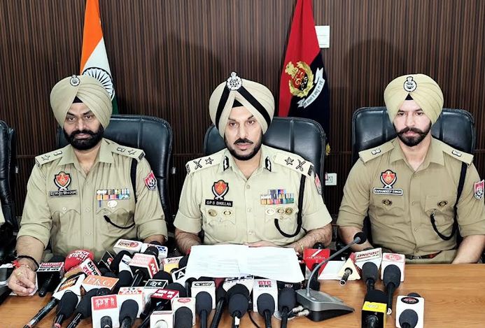 ਸਰਹੱਦ ਪਾਰੋਂ ਚੱਲ ਰਹੇ ਤਸਕਰੀ ਨੈੱਟਵਰਕਾਂ ਨਾਲ ਸਬੰਧਤ ਚਾਰ ਮੁਲਜ਼ਮ 10 ਕਿੱਲੋ ਹੈਰੋਇਨ ਅਤੇ 10 ਪਿਸਤੌਲਾਂ ਸਣੇ ਕਾਬੂ