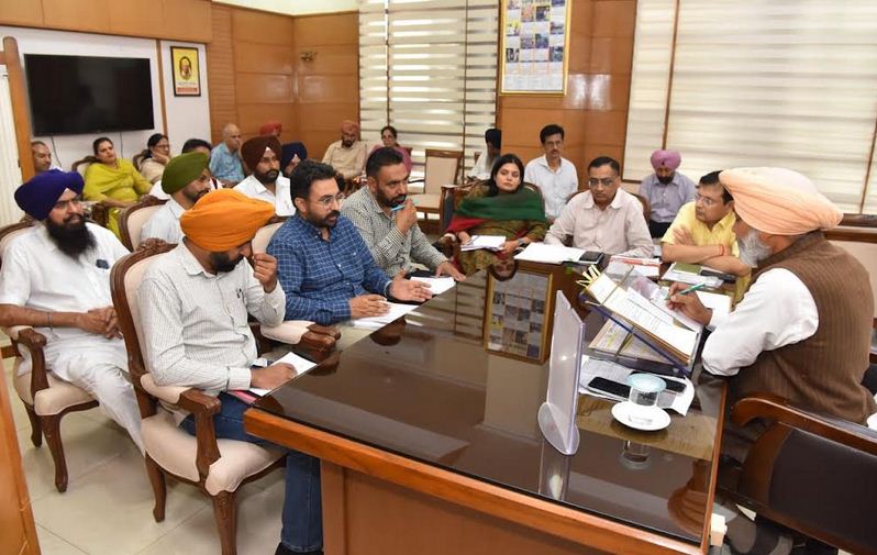 ਕੈਬਨਿਟ ਮੰਤਰੀ ਵੱਲੋਂ ਬਕਾਇਆ ਮੰਗਾਂ ਦੇ ਹੱਲ ਲਈ ਆਈ.ਟੀ.ਆਈ. ਇੰਸਟ੍ਰਕਟਰਾਂ ਅਤੇ ਯੂਨੀਅਨਾਂ ਨਾਲ ਮੀਟਿੰਗਾਂ