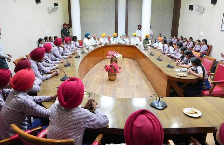 ਪੰਜਾਬ ਵਿਧਾਨ ਸਭਾ ਨੇ ਵਿਦਿਆਰਥੀਆਂ ਲਈ ਖੋਲ੍ਹੇ ਦਰਵਾਜ਼ੇ; ਮੁੱਖ ਮੰਤਰੀ ਨੇ ਉਨ੍ਹਾਂ ਨੂੰ ਵੱਡੇ ਸੁਪਨੇ ਦੇਖਣ ਲਈ ਕੀਤਾ ਉਤਸ਼ਾਹਿਤ