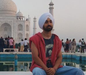 ਪੰਜਾਬੀ ਅਦਾਕਾਰ ਦਿਲਜੀਤ ਦੌਸਾਂਝ ਨੇ ਕੀਤਾ ਤਾਜ ਮਹਿਲ ਦਾ ਦੌਰਾ