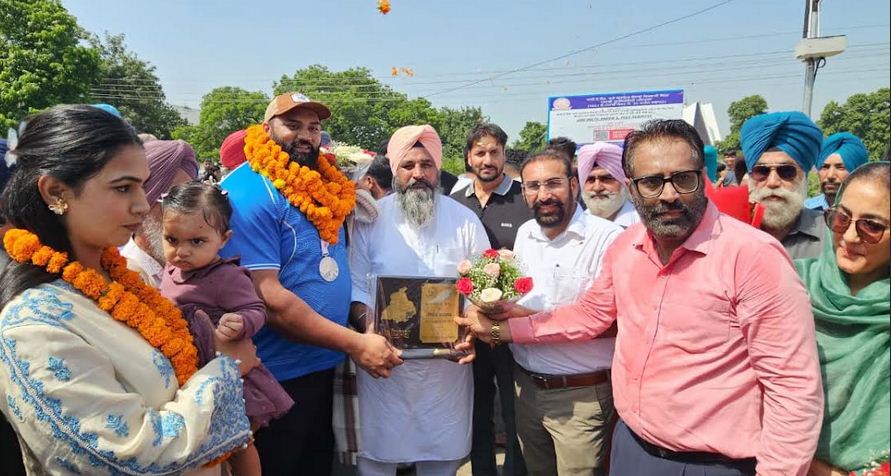 ਏਸ਼ੀਅਨ ਗੇਮਜ਼ ’ਚ ਲਗਾਤਾਰ ਤੀਜਾ ਤਗ਼ਮਾ ਜਿੱਤ ਕੇ ਪਟਿਆਲਾ ਪਰਤੇ ਉਲੰਪੀਅਨ ਤੇਜਿੰਦਰਪਾਲ ਸਿੰਘ ਤੂਰ ਦਾ ਭਰਵਾਂ ਸਵਾਗਤ