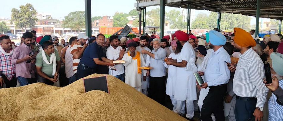 ਖੁਰਾਕ, ਸਿਵਲ ਸਪਲਾਈ ਤੇ ਖਪਤਕਾਰ ਮਾਮਲੇ ਮੰਤਰੀ ਲਾਲ ਚੰਦ ਕਟਾਰੂਚੱਕ ਨੇ ਬਟਾਲਾ ਦਾਣਾ ਮੰਡੀ ਤੋਂ ਝੋਨੇ ਦੀ ਸਰਕਾਰੀ ਖਰੀਦ ਸ਼ੁਰੂ ਕਰਵਾਈ