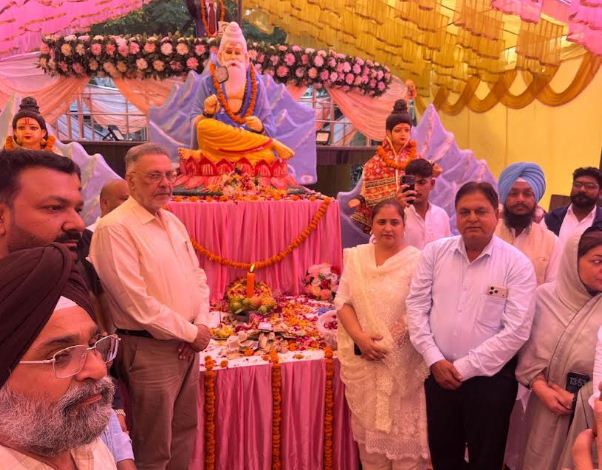 ਨਗਰ ਨਿਗਮ ਵਿਖੇ ਬੜੀ ਸ਼ਰਧਾ ਤੇ ਧੂਮਧਾਮ ਨਾਲ ਮਨਾਇਆ ਗਿਆ ਭਗਵਾਨ ਵਾਲਮੀਕਿ ਜੀ ਦਾ ਪ੍ਰਗਟ ਦਿਵਸ